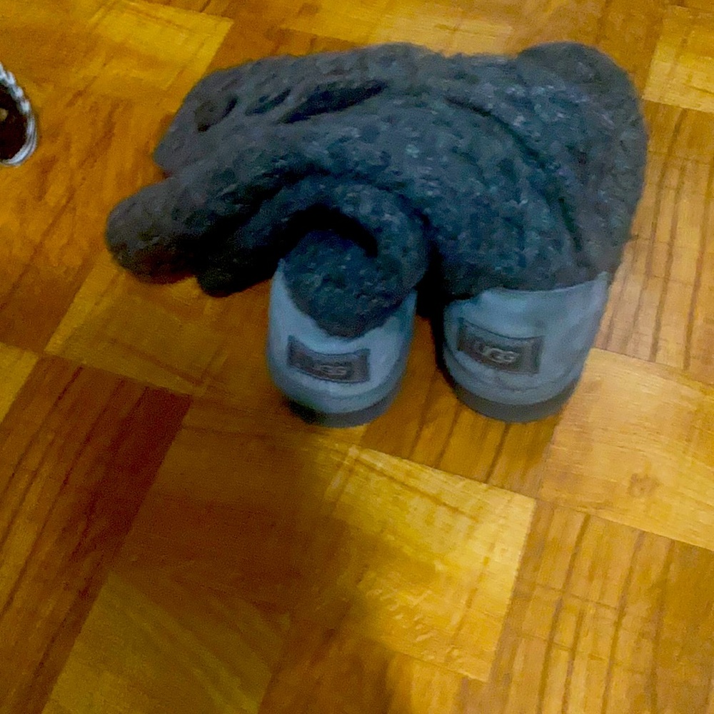 Ugg Boots Size 7 US size gently worn does need some cleaning as seen in picture